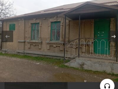 Здание с земельным участком