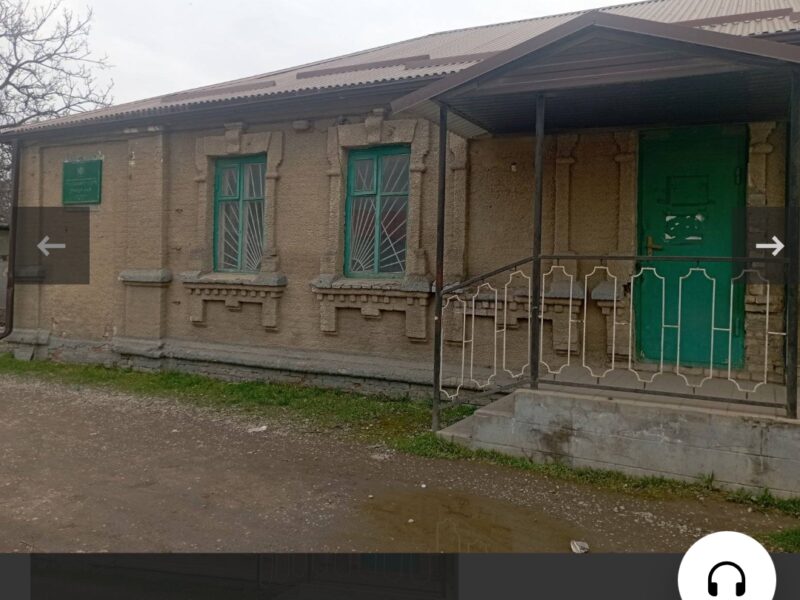 Здание с земельным участком